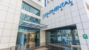 Un edificio moderno con fachada de vidrio y el letrero "Continental Tower".