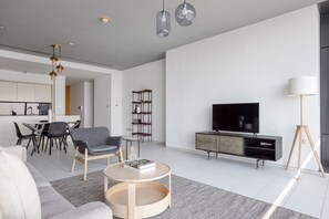 TV, stereo - Blueground | DIFC, pool, nr Burj Khalifa (Dubai)