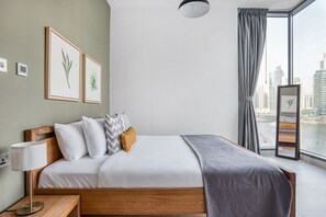 Tabla de planchar con plancha, wifi y ropa de cama 