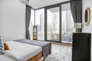 Een strijkplank/strijkijzer, wifi, beddengoed