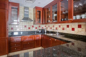 Kjøleskap, mikrobølgeovn, ovn og kokeplater