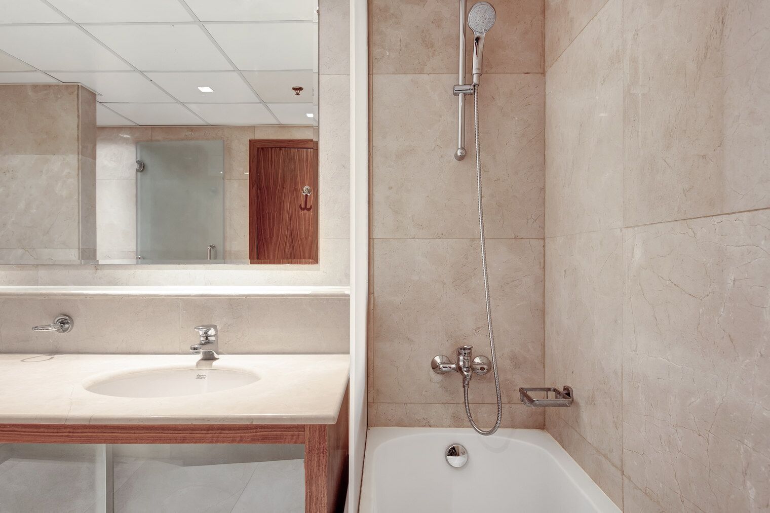 Ein modernes Badezimmer mit Waschbecken, Spiegel und Dusche.