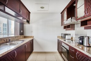 Fridge, microwave, oven, stovetop - Blueground | Burj Residence, pool, nr Burj Park (Dubai)