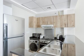 Kjøleskap, mikrobølgeovn, ovn og kokeplater