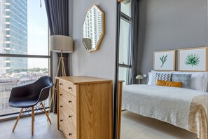 Tabla de planchar con plancha, wifi, ropa de cama