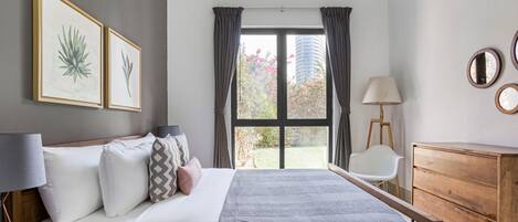 Tabla de planchar con plancha, wifi y ropa de cama