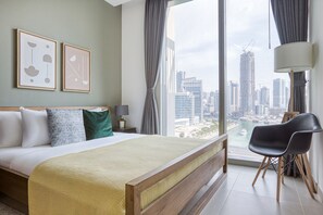 Een strijkplank/strijkijzer, wifi, beddengoed