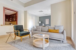 Una televisión, un reproductor estéreo