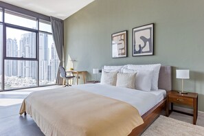 Tabla de planchar con plancha, wifi, ropa de cama