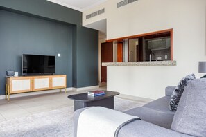 TV, stereo - Blueground | South Ridge, pool, nr City Park (Dubai)