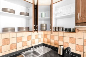 Kjøleskap, mikrobølgeovn, ovn og kokeplater