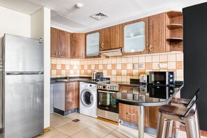 冷蔵庫、電子レンジ、オーブン、コンロ