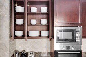 Fridge, microwave, oven, stovetop - Blueground | Downtown Dubai, pool, nr Burj Khalifa (Dubai)