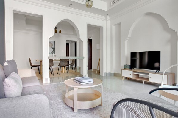 TV, stereo - Blueground | Downtown Dubai, pool, nr Burj Khalifa (Dubai)