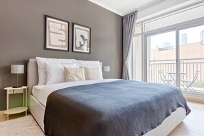 Een strijkplank/strijkijzer, wifi, beddengoed