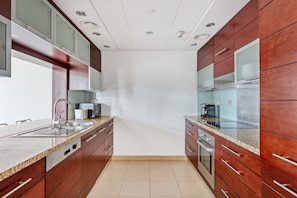 Fridge, microwave, oven, stovetop - Blueground | Downtown Dubai, pool, nr Burj Khalifa (Dubai)