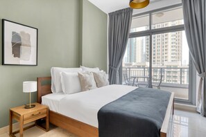 Tabla de planchar con plancha, wifi, ropa de cama