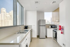 Jääkaappi, mikroaaltouuni, uuni, liesi