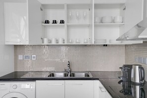 Fridge, microwave, oven, stovetop - Blueground | DIFC, pool, nr Dubai Aquarium (Dubai)