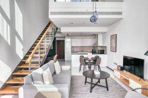 TV, stereo - Blueground | DIFC, pool, nr Dubai Aquarium (Dubai)