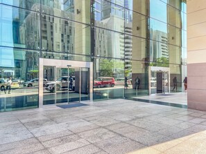 Exterior detail - Blueground | DIFC, pool, nr Dubai Aquarium (Dubai)