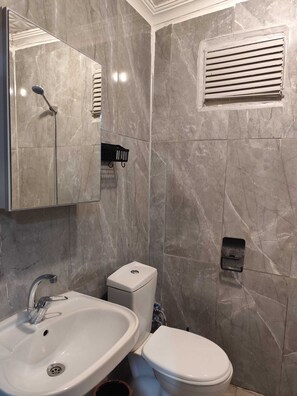 Shower, hair dryer, slippers, towels - HANCI PANSİYON (Edremit)