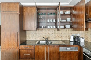 Kjøleskap, mikrobølgeovn, ovn og kokeplater