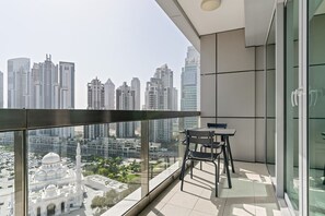 Outdoor dining - Blueground | Downtown Dubai, pool, nr Burj Khalifa (Dubai)