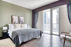 Planxa i posts de planxar, wifi i roba de llit 