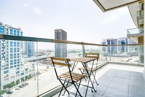 Outdoor dining - Blueground | Business Bay, pool, nr Burj Khalifa (Dubai)