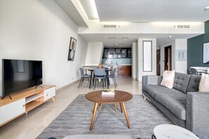 TV, stereo - Blueground | Business Bay, pool, nr Burj Khalifa (Dubai)