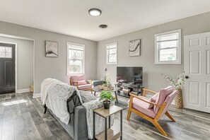 TV, books - 4 Mi to Universities: Quaint Parkville Apartment! (Parkville)