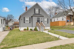 Exterior - 4 Mi to Universities: Quaint Parkville Apartment! (Parkville)