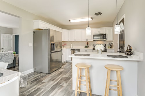 4 Mi to Universities: Quaint Parkville Apartment!