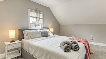 4 bedrooms, desk, iron/ironing board, internet