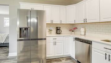 Fridge, microwave, stovetop, dishwasher