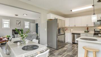 Fridge, microwave, stovetop, dishwasher