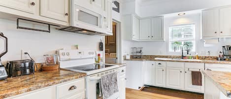 Fridge, microwave, stovetop, dishwasher