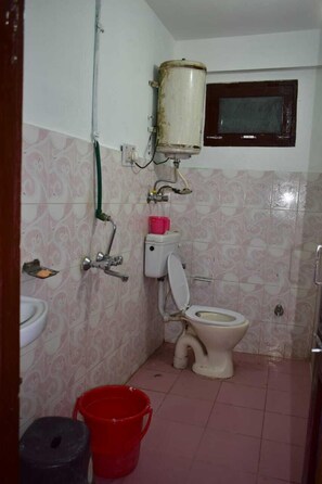 Shower, free toiletries, soap - Nomadic Den Manali (Manali)