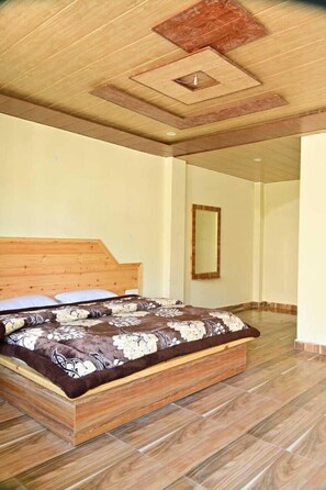 Deluxe Room | Free WiFi, bed sheets - Nomadic Den Manali (Manali)