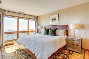 1 bedroom, Internet, bed sheets - Pool Access: Scenic Condo in Wintergreen Resort! (Wintergreen Resort)