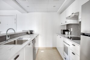 Jääkaappi, mikroaaltouuni, uuni, liesi