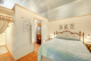1 bedroom, desk, iron/ironing board, Internet