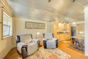 TV - Cozy Couple's Cabin Retreat in Concan! (Concan)