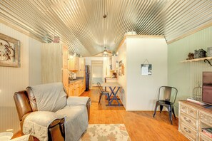 TV - Cozy Couple's Cabin Retreat in Concan! (Concan)