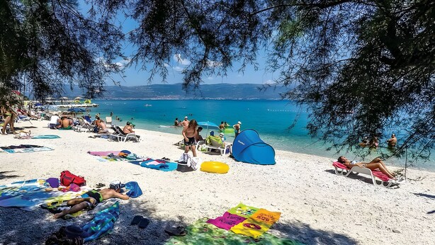 A beach with sun loungers, umbrellas, and beachgoers. - Vila Perla Slatine - Charming 4-bedroom villa with Pool (Slatine)