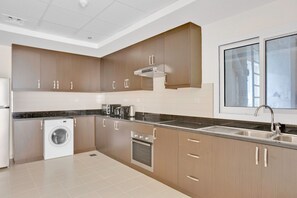 Kjøleskap, mikrobølgeovn, ovn og kokeplater