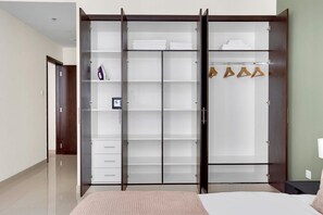 Iron/ironing board, WiFi, bed sheets - Blueground | Trade Centre 1, pool, nr Dubai Mall (Dubai)