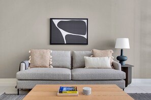 TV, stereo - Blueground | Trade Centre 1, pool, nr Dubai Mall (Dubai)