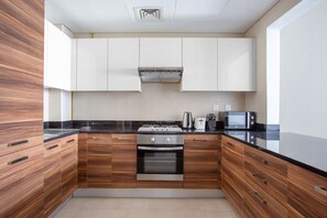 Een koelkast, een magnetron, een oven, een kookplaat